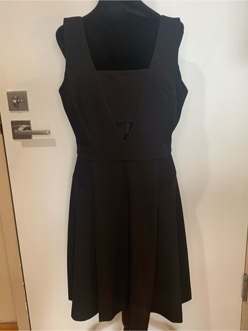 5 Twelve NWT 10 Black U-Neck Line w front V Keyhole Sleeveless Fit & Flare Dress